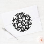 Skulls in Black Background Pattern Ronde Sticker (Envelop)