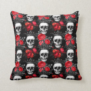 Skulls kronen en rode rozen op een donker zwarte kussen