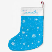 Sky Blue White Snowflakes Stars Pattern met naam Kleine Kerstsok (Achterkant)