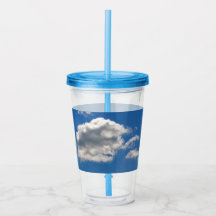 Sky is blauw en witte wolken gaan langs