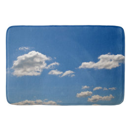 Sky is blauw en witte wolken gaan langs badmat