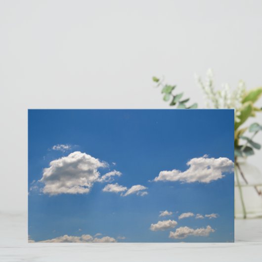 Sky is blauw en witte wolken gaan langs briefpapier (Staand voorkant)