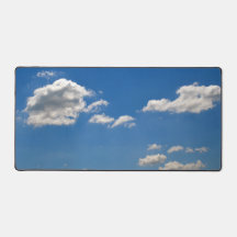 Sky is blauw en witte wolken gaan langs