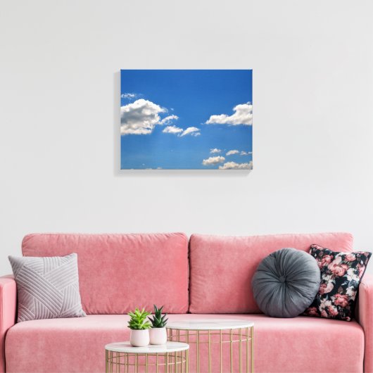 Sky is blauw en witte wolken gaan langs canvas afdruk (Insitu (Woonkamer))
