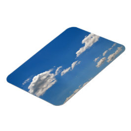 Sky is blauw en witte wolken gaan langs magneet