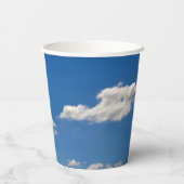 Sky is blauw en witte wolken gaan langs papieren bekers (Achterkant)