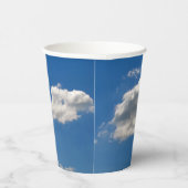 Sky is blauw en witte wolken gaan langs papieren bekers (Rechts)
