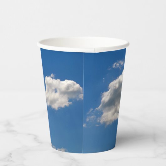 Sky is blauw en witte wolken gaan langs papieren bekers (Rechts)