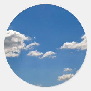 Sky is blauw en witte wolken gaan langs ronde sticker