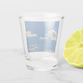 Sky is blauw en witte wolken gaan langs shot glas (Achterkant)