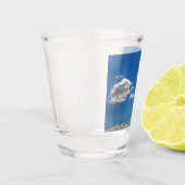 Sky is blauw en witte wolken gaan langs shot glas (Links)