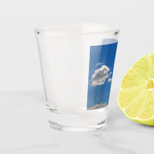 Sky is blauw en witte wolken gaan langs shot glas (Links)