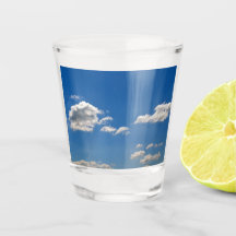 Sky is blauw en witte wolken gaan langs