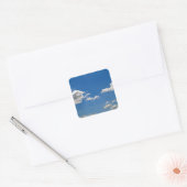 Sky is blauw en witte wolken gaan langs vierkante sticker (Envelop)