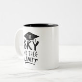 Sky is de Limit Clever Afstuderen Capture Cute Tweekleurige Koffiemok (Voorkant links)