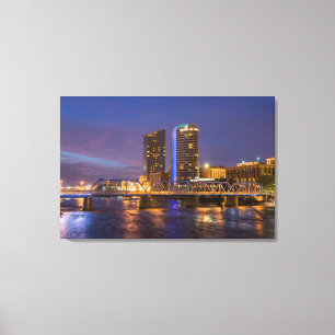Skyline bij schemering, aan de Grand River Canvas Afdruk