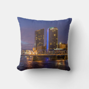Skyline bij schemering, aan de Grand River Kussen