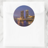 Skyline in Dusk, op de Grote rivier Ronde Sticker (Tas)