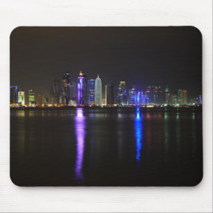Skyline of Doha, Qatar bij nachtmousepad Muismat