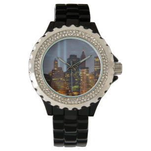 Skyline uitzicht of city in night. horloge
