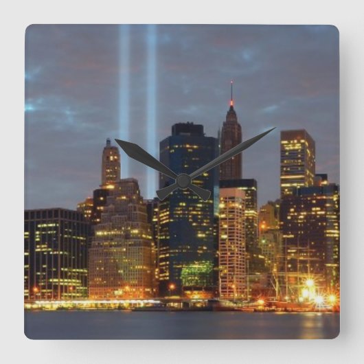 Skyline uitzicht of city in night. vierkante klok (Voorkant)