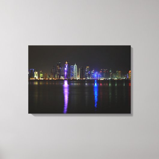 Skyline van Doha, Qatar bij nacht canvas print (Voorkant)