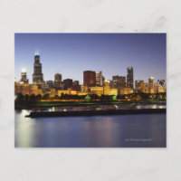 Skyline van het centrum van Chicago bij schemering