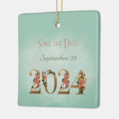 Sla de datum 2024 Gepersonaliseerde Namen Datum op Keramisch Ornament (Links)