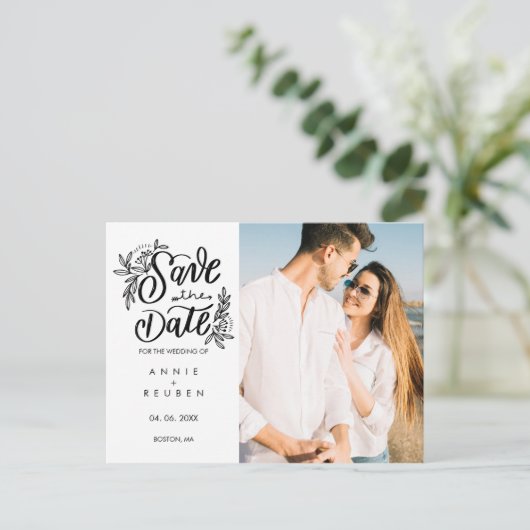 Sla de datum Floral Hand Script Simple Photo Briefkaart (Staand voorkant)