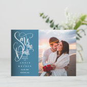 Sla de datum op Elegante moderne witte scriptfoto Save The Date (Staand voorkant)