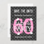 Sla de datum op SASSY 60 Verjaardagsfeest V06A PIN Aankondigingskaart (Voorkant / Achterkant)