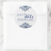 Sla de datum wit damasks & blauw kant Ornament Ronde Sticker (Tas)