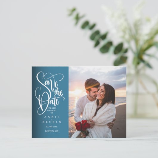 Sla het Date Elegant White Script Photo Briefkaart (Staand voorkant)