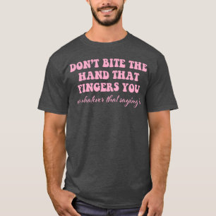Sla niet de hand die je vingert Quote T-shirt