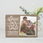 Sla onze datumbruiloft op | Foto van Rustic Wood Kaart (Staand voorkant)