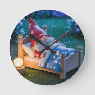 Slaande Kabouter in Nachtelijke Tuin Ronde Klok