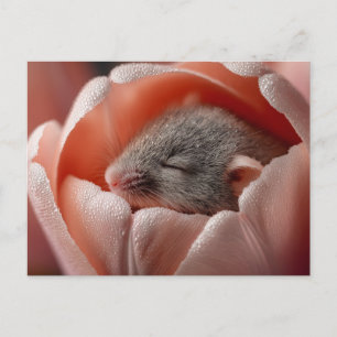 Slaande Oogstmuis Binnen een Dauwnatte Tulp Feestdagenkaart