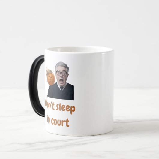 Slaap niet in de rechtszaal magische mok (Voorkant links)
