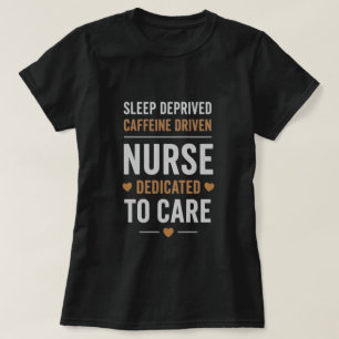 Slaapgebrekkige door cafeïne gedreven verpleegster t-shirt