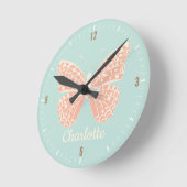 Slaapkamer van een mooi vlindermeisje ronde klok (Hoek)