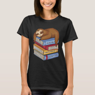 Slaapstand op een stapel boeken t-shirt