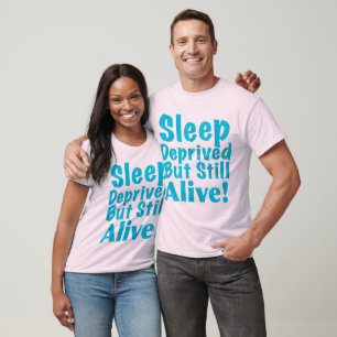 Slaapstoornis maar leef nog steeds in blauw t-shirt
