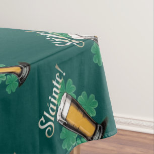 Slàinte! Saint Patrick's Day Pint van bier op groe Tafelkleed