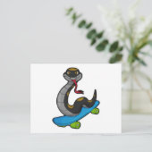 Slang als skater met skateboard briefkaart (Staand voorkant)