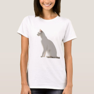 Slank silhouet van een kat in een minimalistische  t-shirt