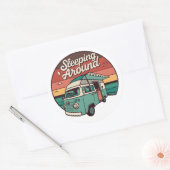 Slapen rond camper ronde sticker (Envelop)