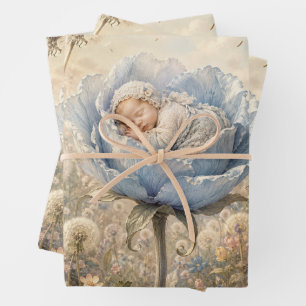 Slapende baby in blauwe bloem met paardenbloemen inpakpapier vel