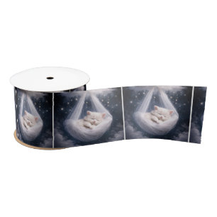 Slapende kitten in een tule hangmat lint