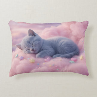 Slapende pastel kitten op zachte roze wolken kunst accent kussen