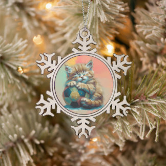 Slaperig Kitten met Voetbal – Schattige Sportliefh Tin Sneeuwvlok Ornament